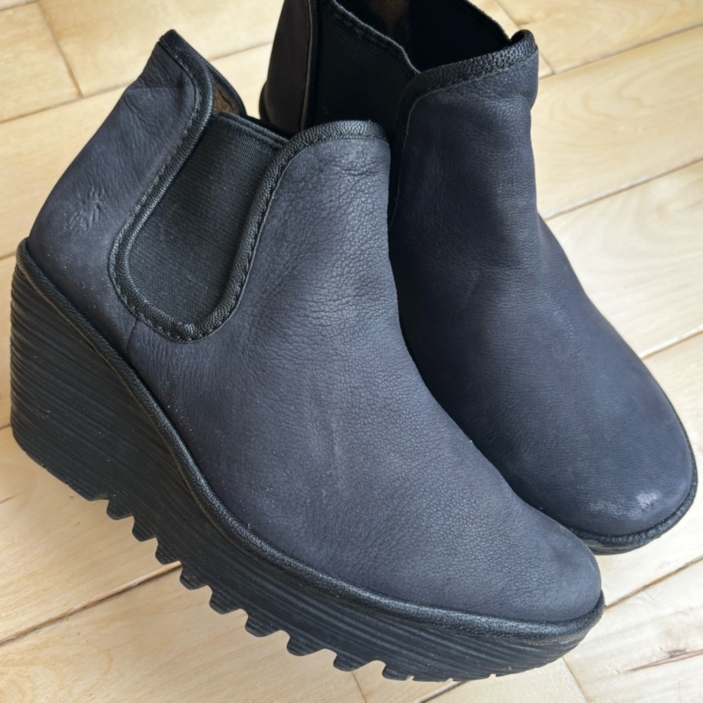 FLY LONDON - navy wedge